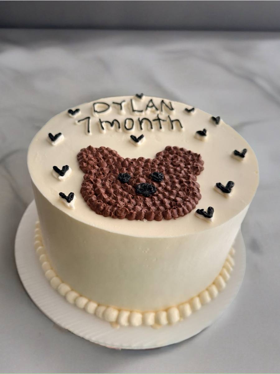 Pastel de siete meses blanco con osito de chocolate por Cakes by Steph
