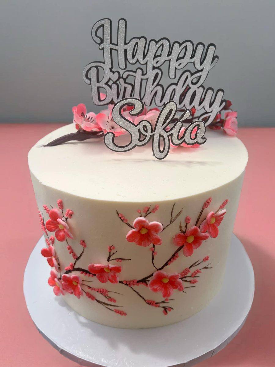Pastel de cumpleaños con flores de cerezo por Cakes by Steph