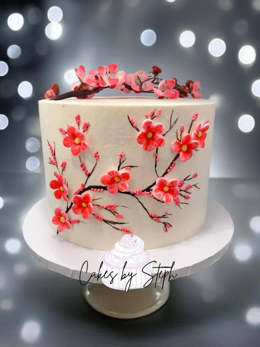 Pastel pintado a mano con flores de cerezo rojas por Cakes by Steph