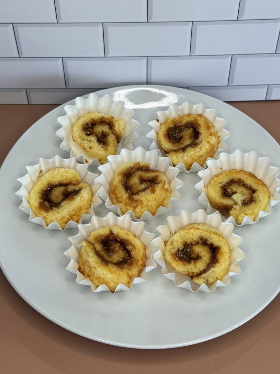 Piononitos peruanos, mini brazos de gitano rellenos de manjar blanco, por Cakes by Steph