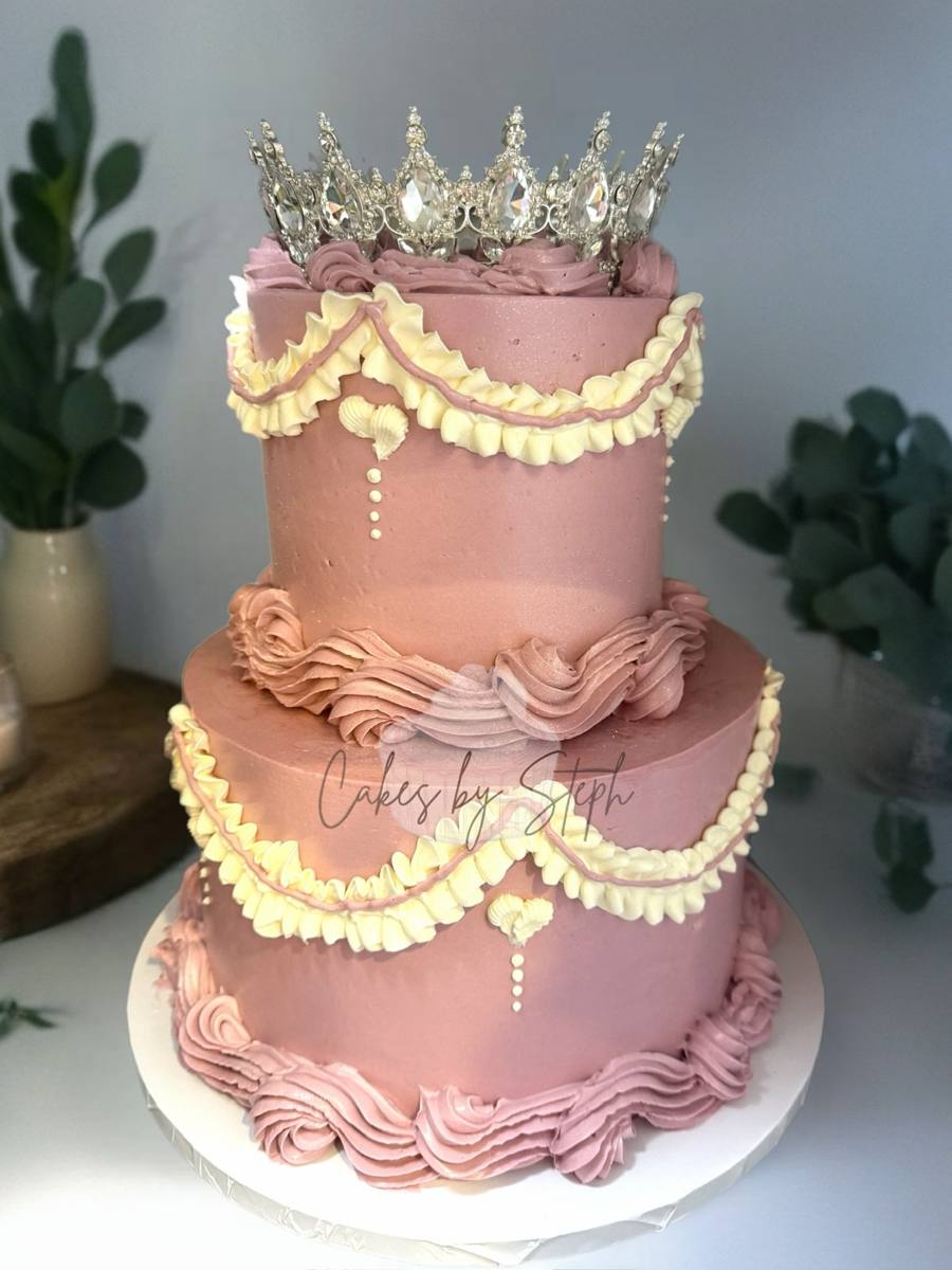 Pastel de quinceañera malva de dos pisos con tiara de cristales por Cakes by Steph