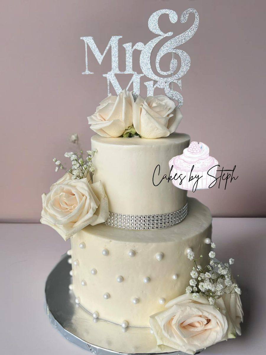 Pastel de boda personalizado de varios pisos por Cakes by Steph, norte de Virginia