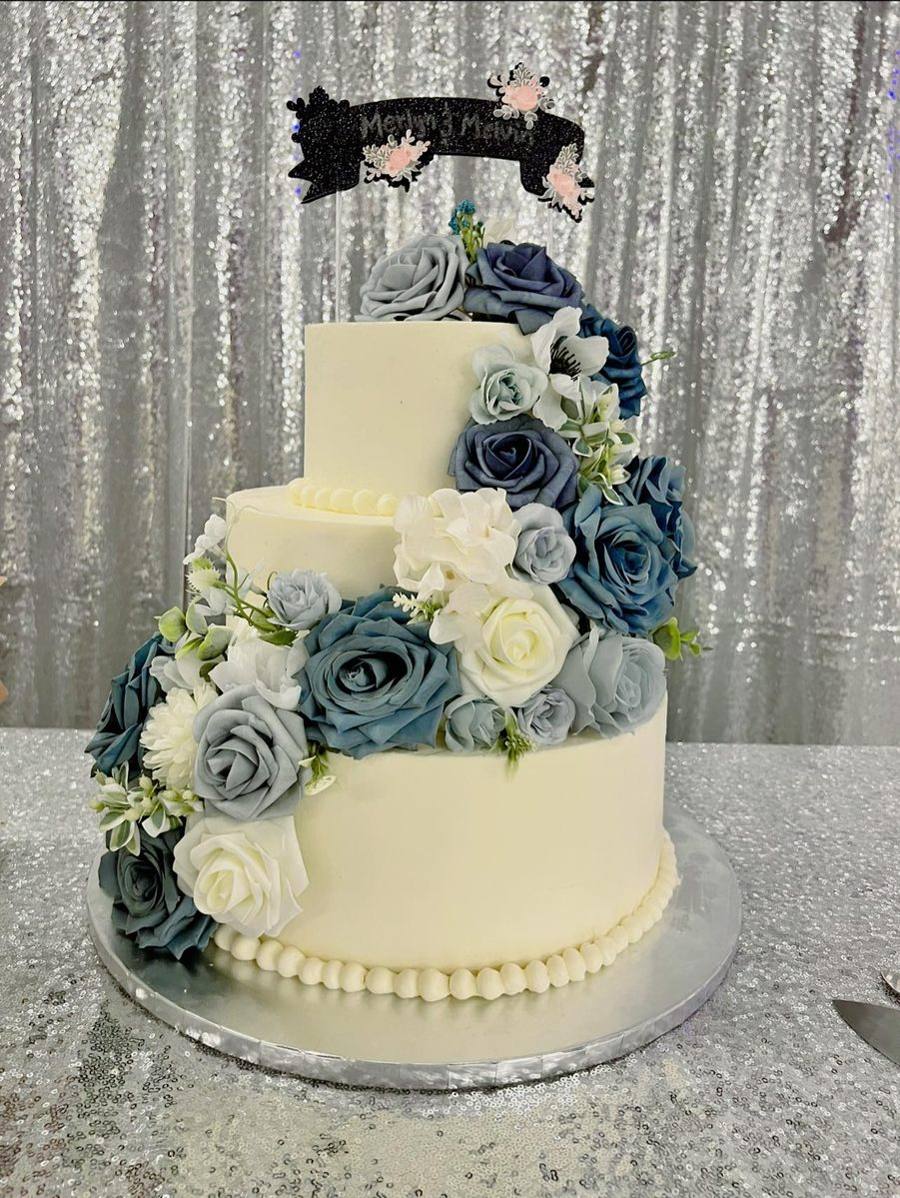 Pastel de boda de tres pisos con rosas azul polvo por Cakes by Steph